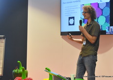 Jeroen Delcour van Track32 gaf een lezing over hoe zij drone gebruiken om verschillende soorten data van gewassen te leveren. Zo kan Track32 met de software die zij gebruiken o.a. inzicht geven in het aantal planten dat in bloei staat, hoeveel knoppen deze heeft en de diameters daarvan.